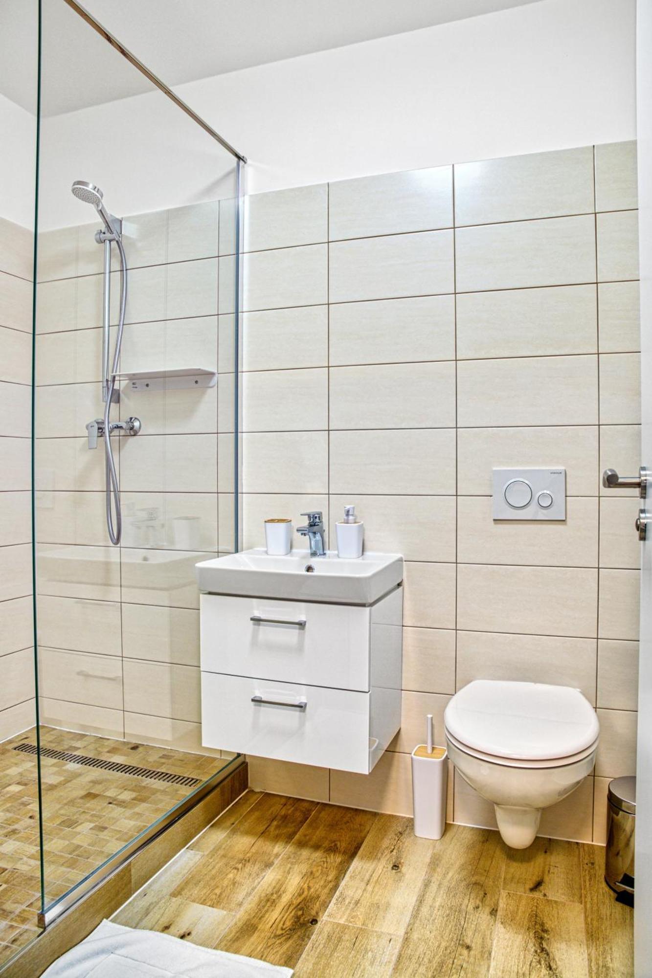 Hotel A Restaurace Ruze Podborany 外观 照片