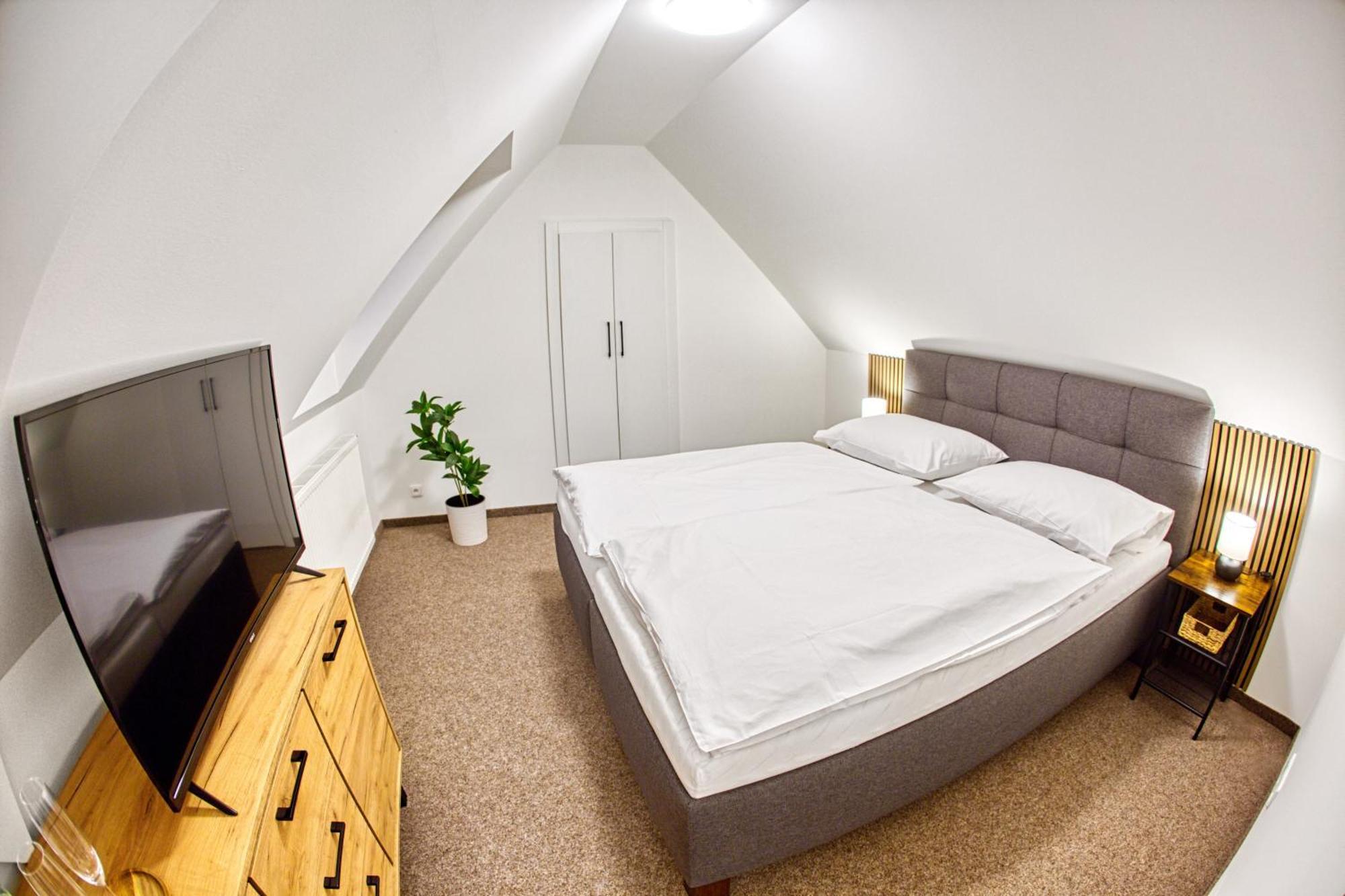 Hotel A Restaurace Ruze Podborany 外观 照片